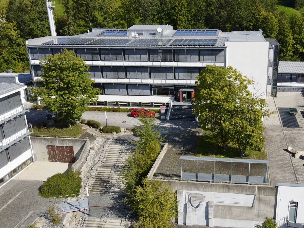 Frontansicht eines Gymnasiums